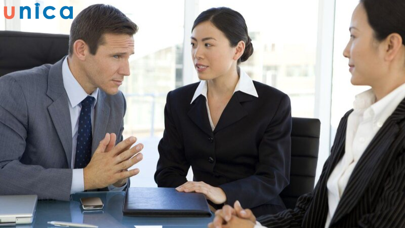 Thông dịch thường làm việc độc lập còn biên dịch có thể thực hiện triển khai theo nhóm