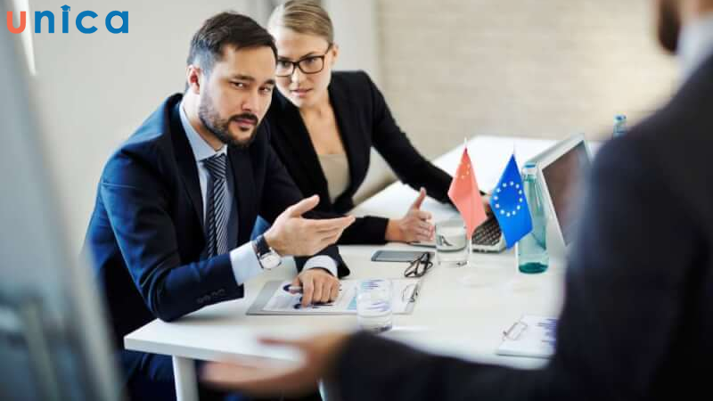 Đối với biên dịch thì cần đảm bảo văn bản được trau chuốt, trong khi thông dịch lại ưu tiên việc diễn đạt mạch lạc, dễ hiểu