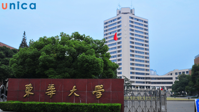 Nằm ngay tại trung tâm kinh tế Thượng Hải, trường Đông Hoa nổi tiếng với chuyên ngành kinh tế và ngôn ngữ