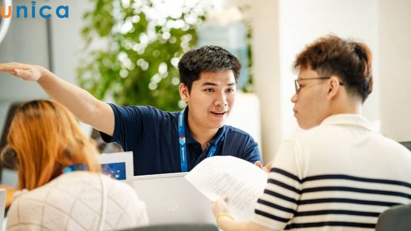 Senior có nhiệm vụ kết nối, dẫn dắt và tối ưu hóa hiệu quả công việc trong nhóm.