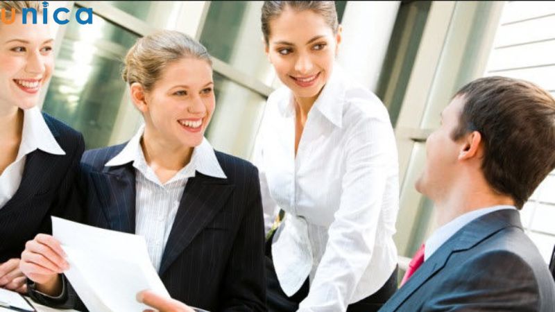 Vui vẻ và tích cực làm quen sẽ giúp bạn hòa đồng nhanh với môi trường làm việc mới