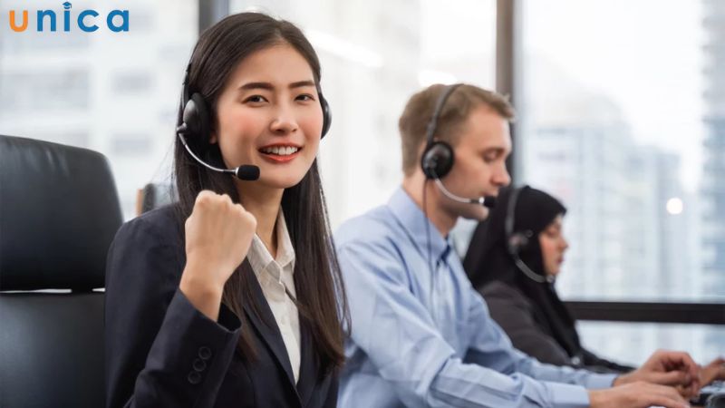 Nhân viên chăm sóc khách hàng là người giải quyết thắc mắc của khách hàng