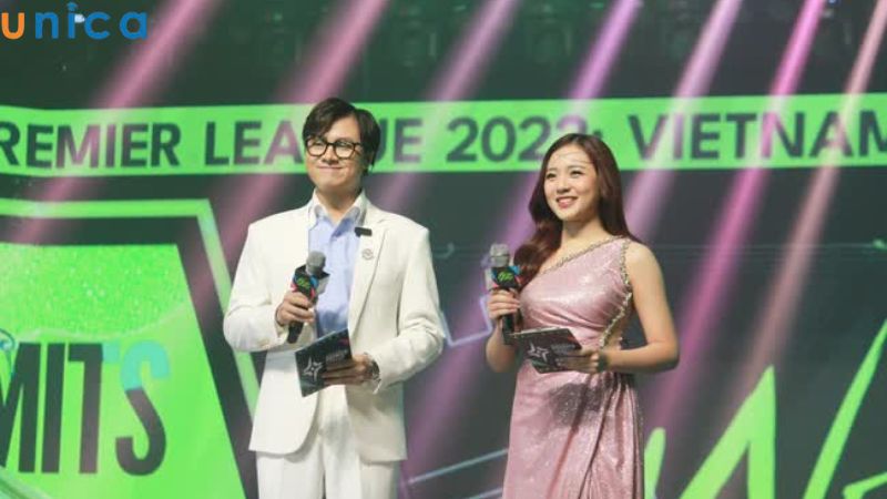 MC giữ thái độ bình tĩnh để xử lý tình huống bị ngã trên sân khấu