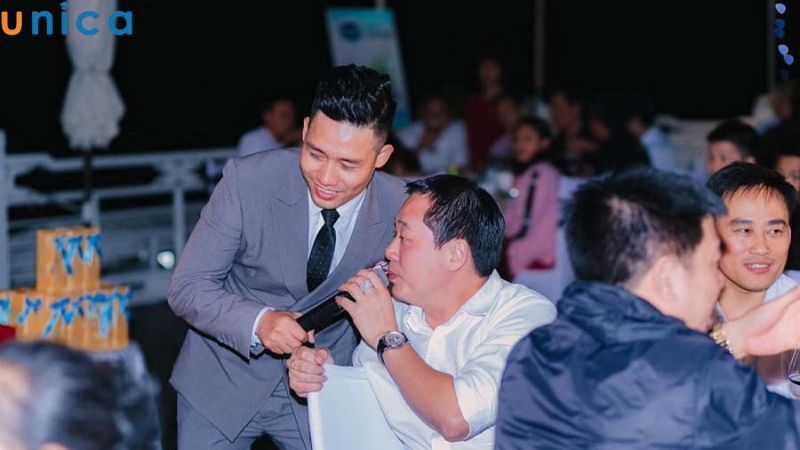 Giao tiếp với khán giả để kéo dài thời gian chờ khách mời đến