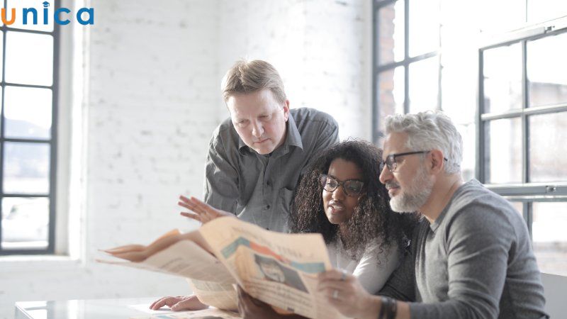 Biên tập viên báo chí là người chịu trách nhiệm kiểm duyệt