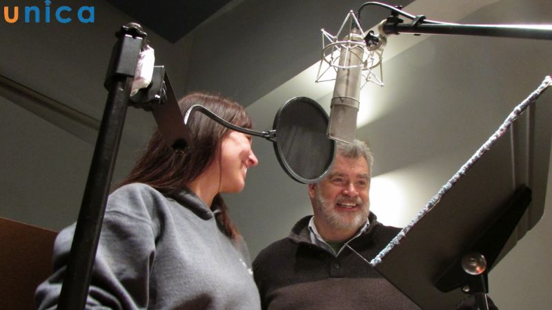 Voice Actor là người ghi lại bản thanh mới thay thế cho ngôn ngữ gốc