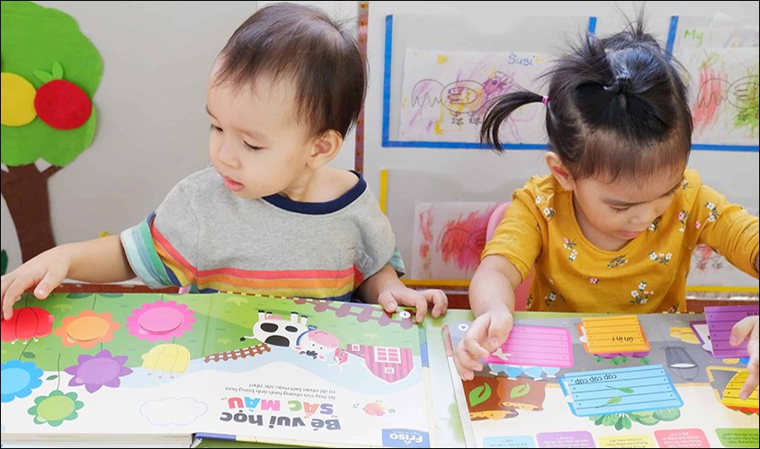 Nên dạy bé học màu sắc từ sớm