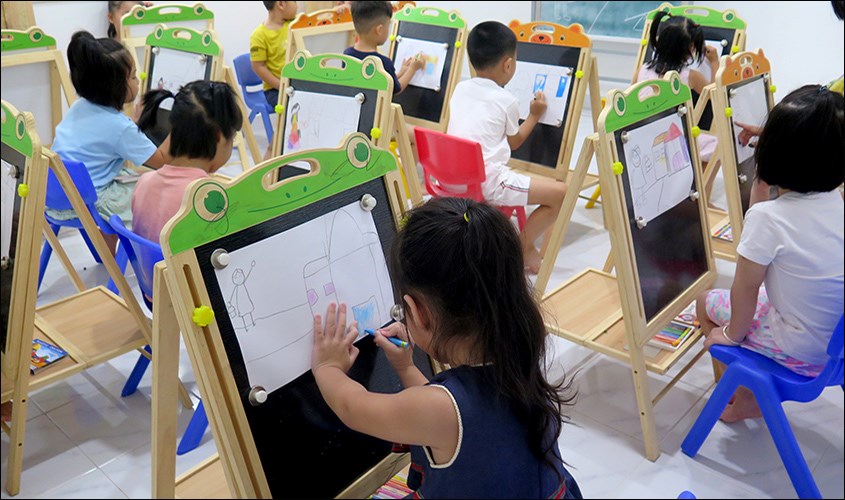 Dạy trẻ màu sắc từ việc tô màu