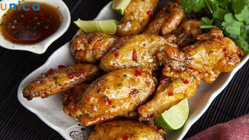 Gà chiên mắm tỏi sau khi hoàn thành có màu vàng nâu bắt mắt