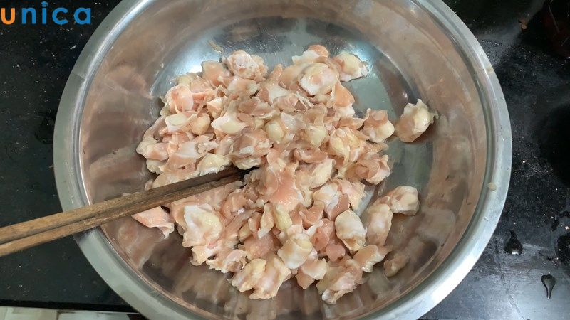 Sơ chế nguyên liệu sạch sẽ để loại bỏ mùi hôi
