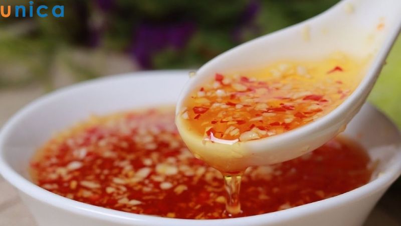 Làm nước sốt gà bơ tỏi để đổ lên sụn gà đã chiên