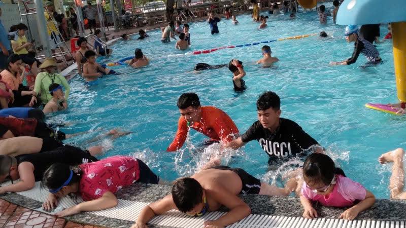 Ba Mẹ Dạy Con Biết Bơi – Bơi Ếch An Toàn