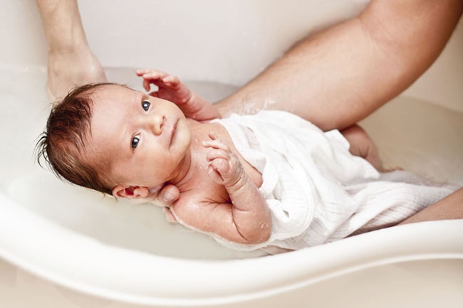 Điểm mặt 4 cách tắm bé sơ sinh đúng chuẩn và an toàn nhất