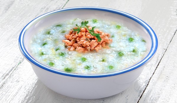 Hướng dẫn mẹ cách nấu cháo cá hồi đậu xanh cho bé yêu ăn dặm 
