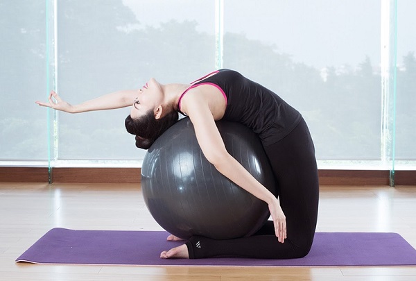 5 Bài tập Yoga với bóng giúp cơ thể bạn dẻo dai hơn