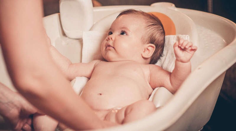 Hướng dẫn cách tắm cho trẻ sơ sinh không khóc