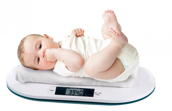 Trẻ 5 tháng nặng bao nhiêu kg là chuẩn? Cách giúp con tăng cân