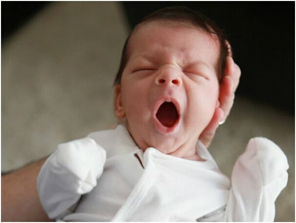 Trẻ sơ sinh ngủ ngày thức đêm? 8 Nguyên nhân mẹ nên biết