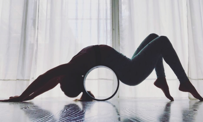 8 Bài tập yoga với vòng giúp bạn sở hữu vòng eo con kiến