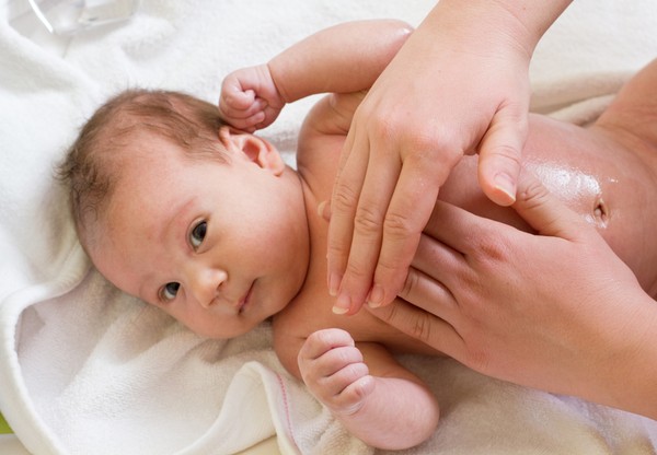 5 Cách massage tại nhà cho trẻ giúp trẻ nhanh hạ sốt